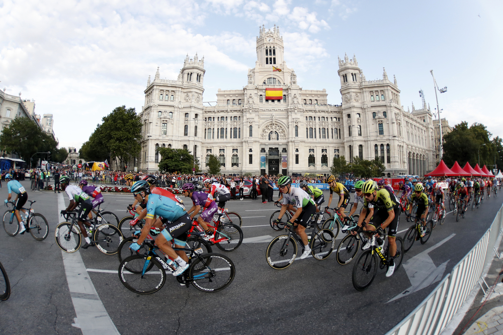 Llegada de los ciclistas a Cibeles.