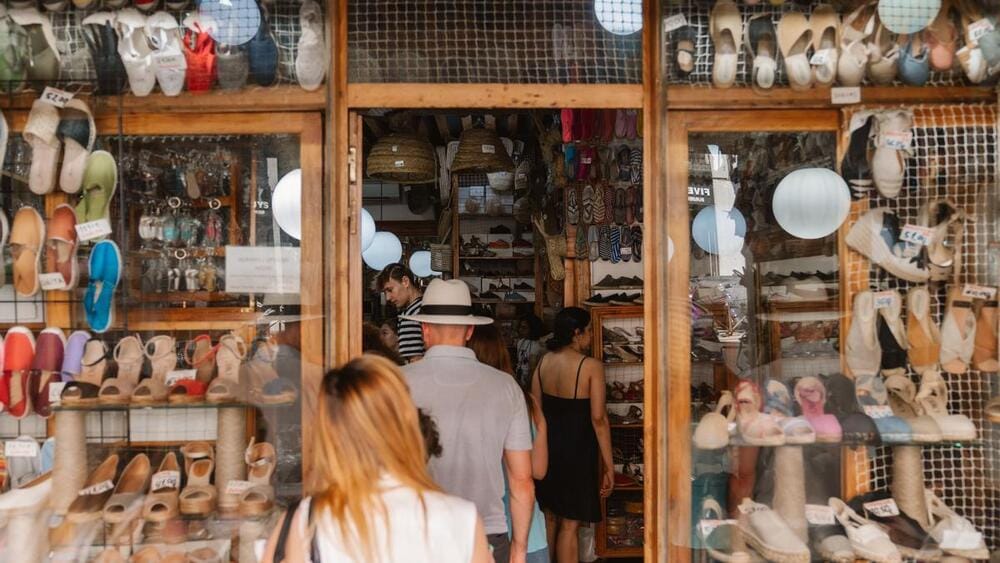 Entrada de tienda de alpargatas.