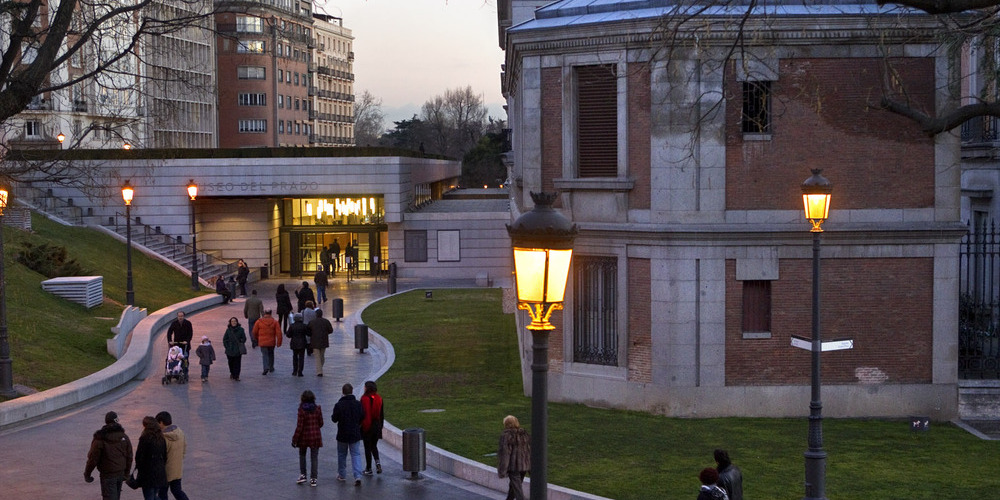 Fotografía del Museo del Prado de noche.